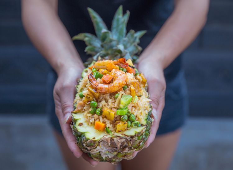 Riz sauté à l’ananas et crevettes